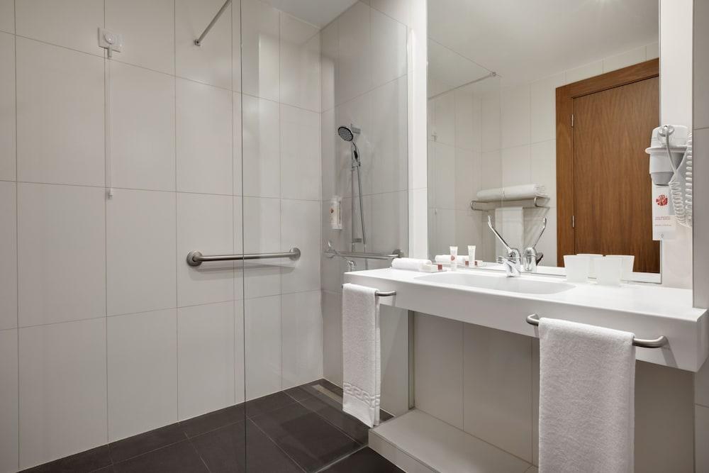Ramada by Wyndham Lisbon photo 2