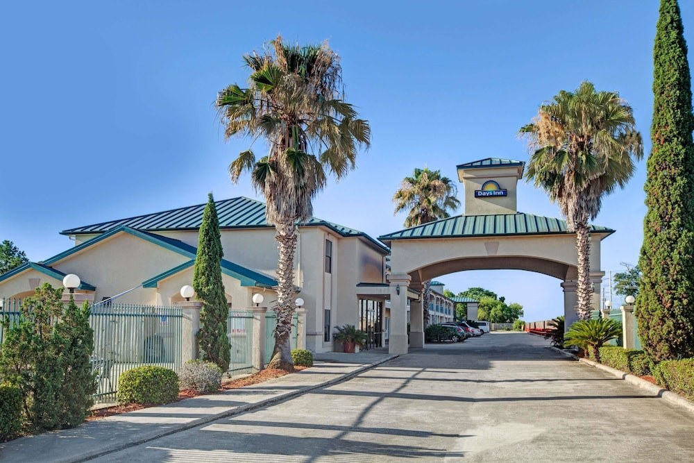 DAYS INN AND SUITES HOUSTON NORTH