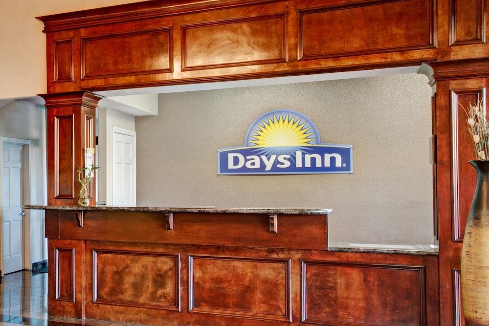DAYS INN AND SUITES HOUSTON NORTH photo 1