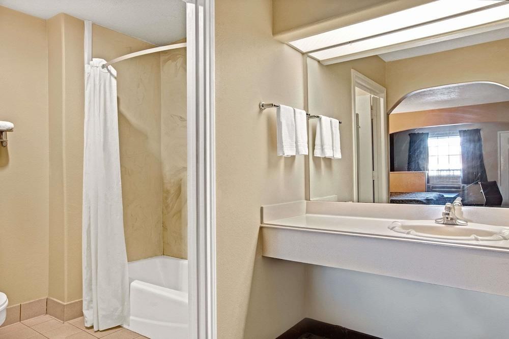 DAYS INN AND SUITES HOUSTON NORTH photo 2
