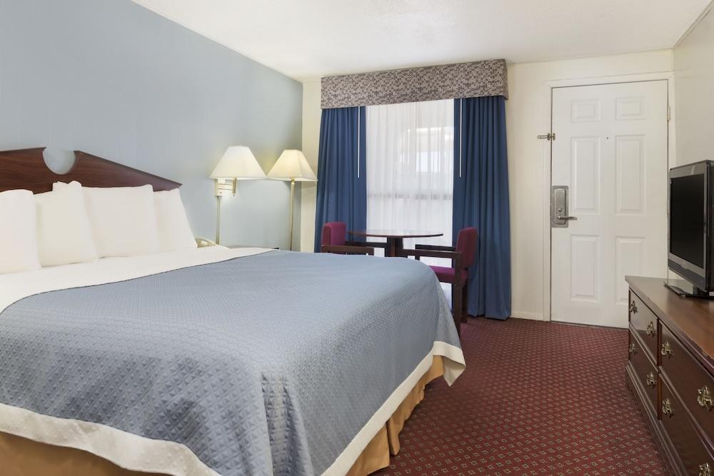 KNIGHTS INN LAS VEGAS NM photo 3
