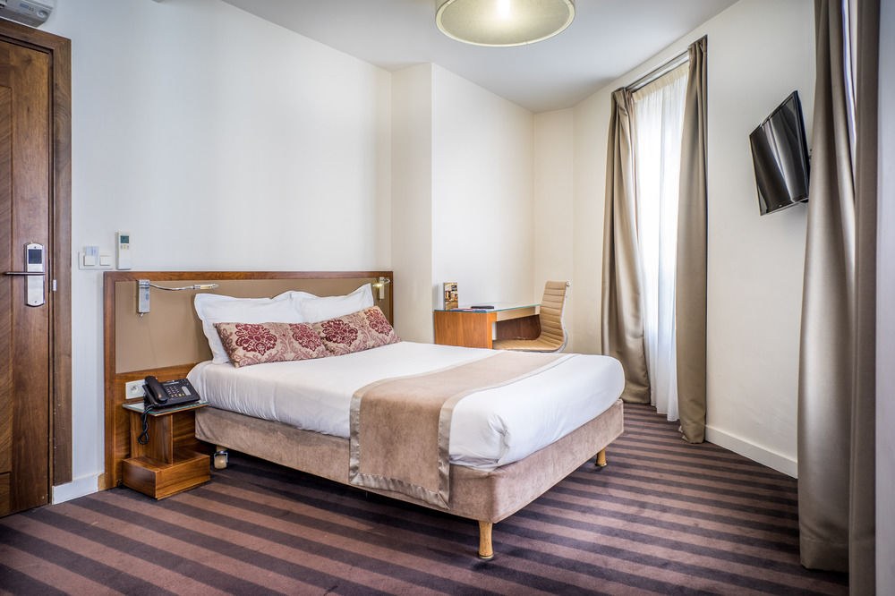 ART HOTEL BATIGNOLLES photo 2
