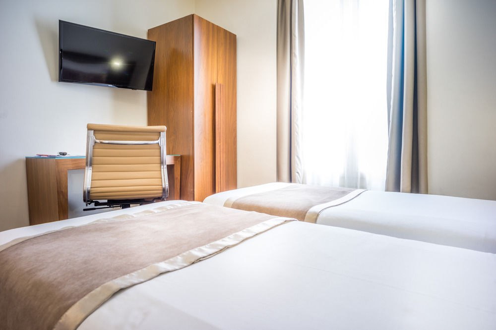 ART HOTEL BATIGNOLLES photo 3