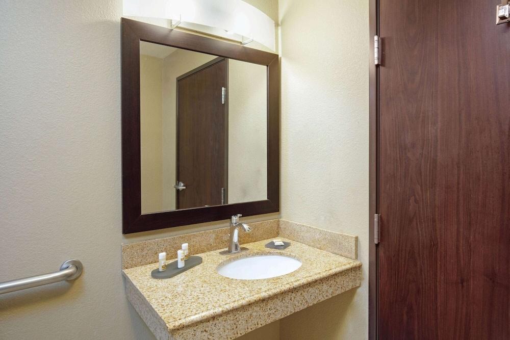 LA QUINTA INN & SUITES LAS VEGAS TROPICANA photo 2