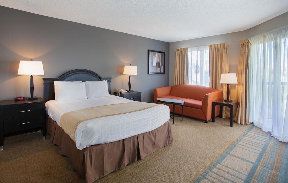 THE ENCLAVE HOTEL & SUITES photo 2