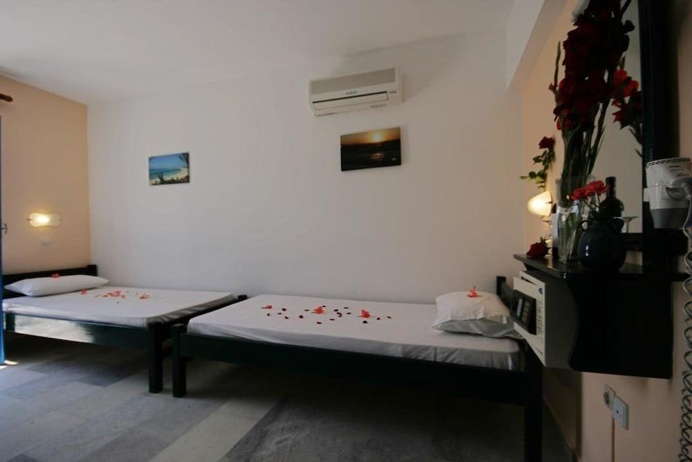 SUNNY BEACH STUDIOS photo 2
