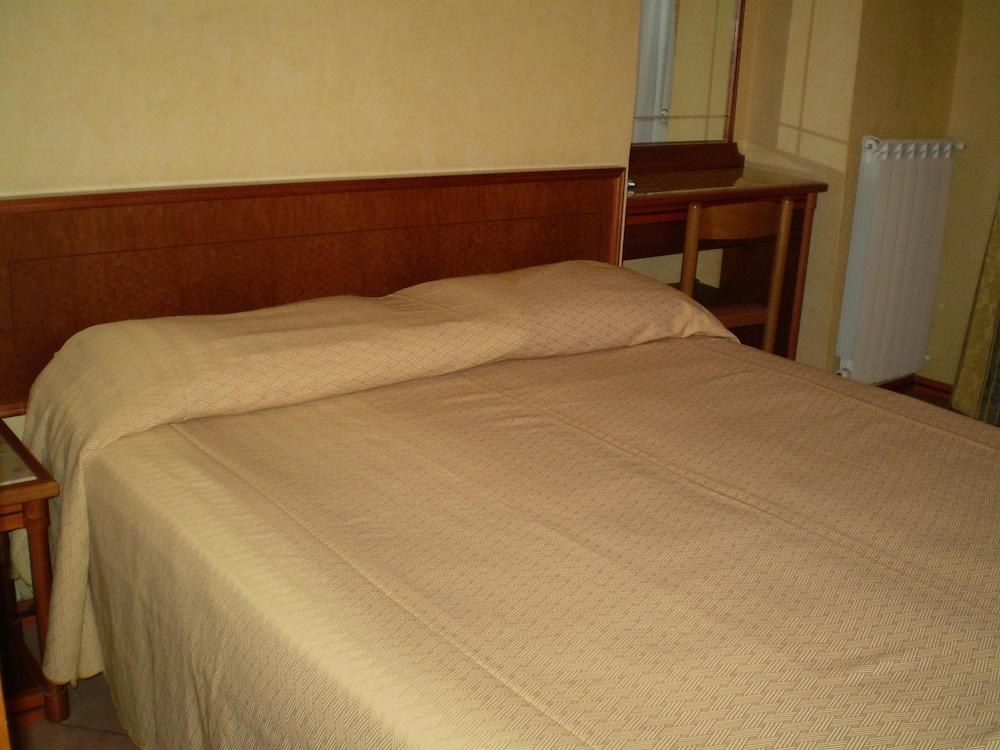 POMEZIA photo 3