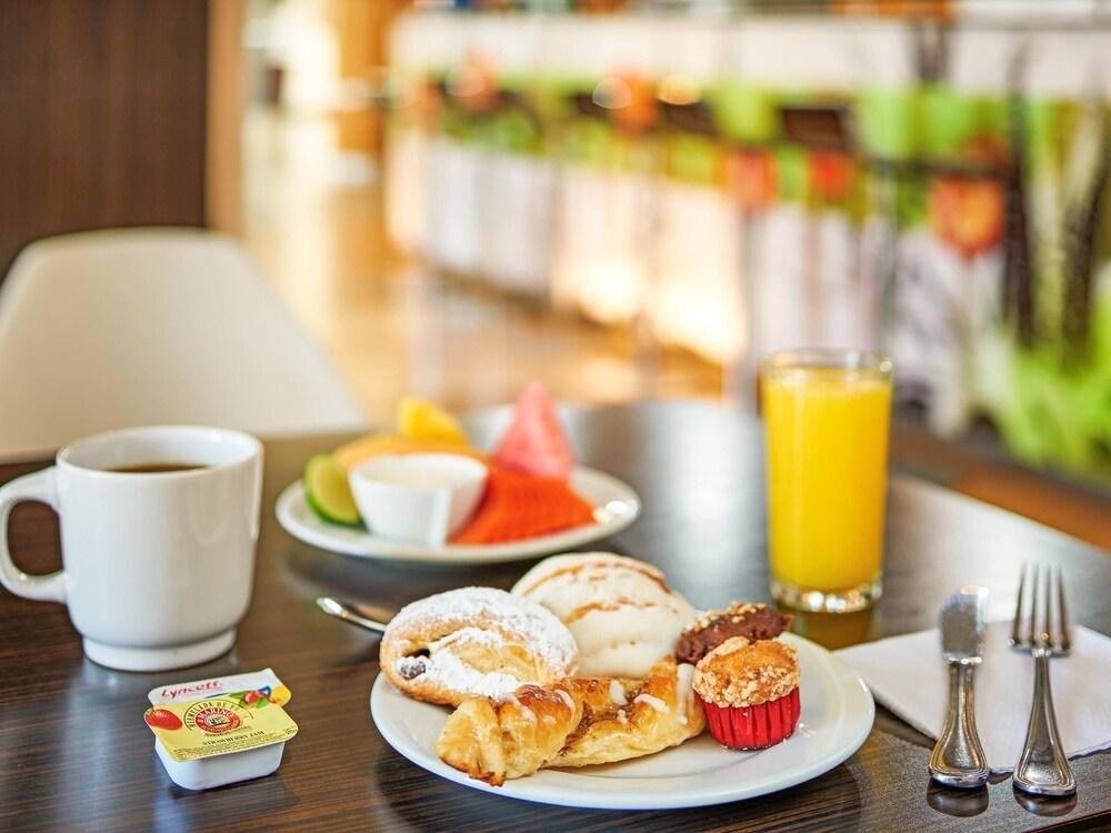 IBIS MONTERREY VALLE photo 3