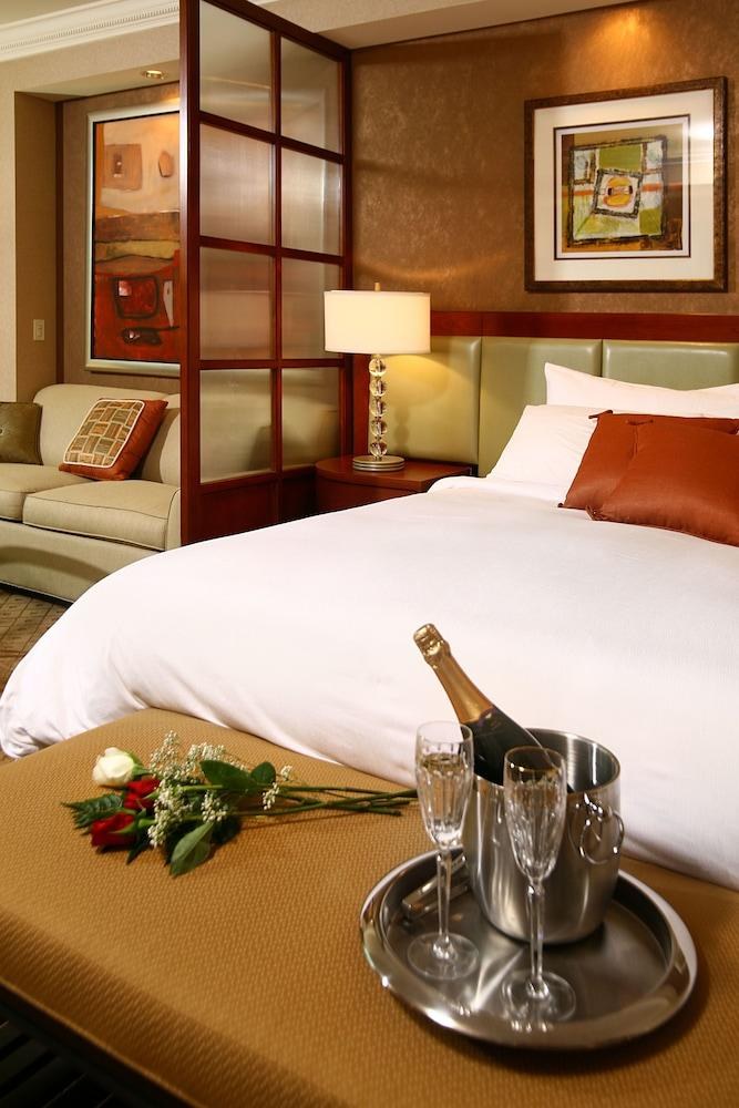 LUXURY SUITES INTERNATIONAL AT THE SIGNATURE photo 2