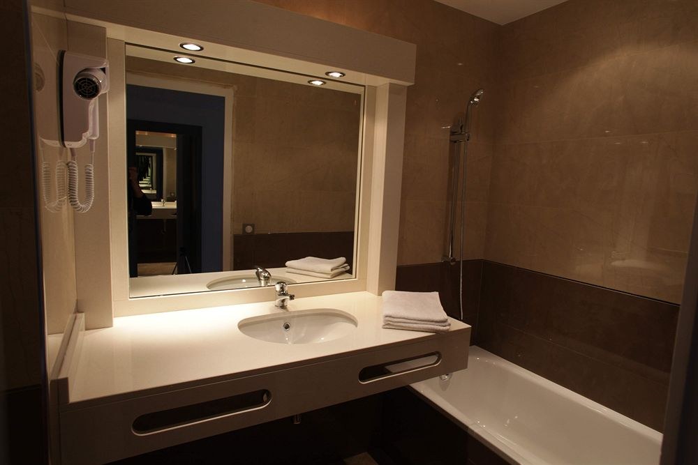 Hotel The Originals Grenoble Meylan Les Trois Roses photo 1
