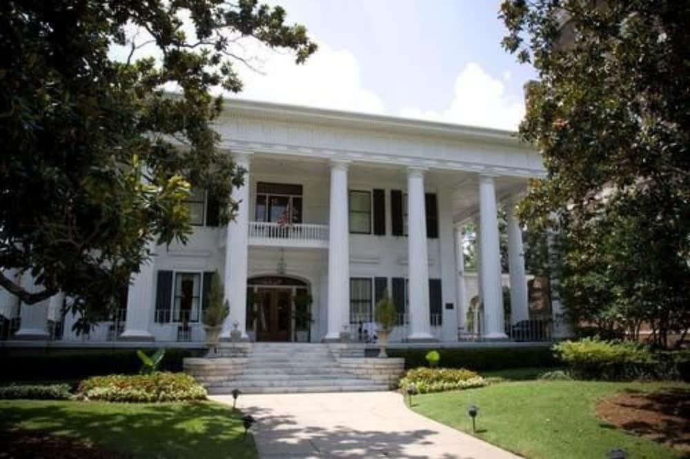 1842 Inn