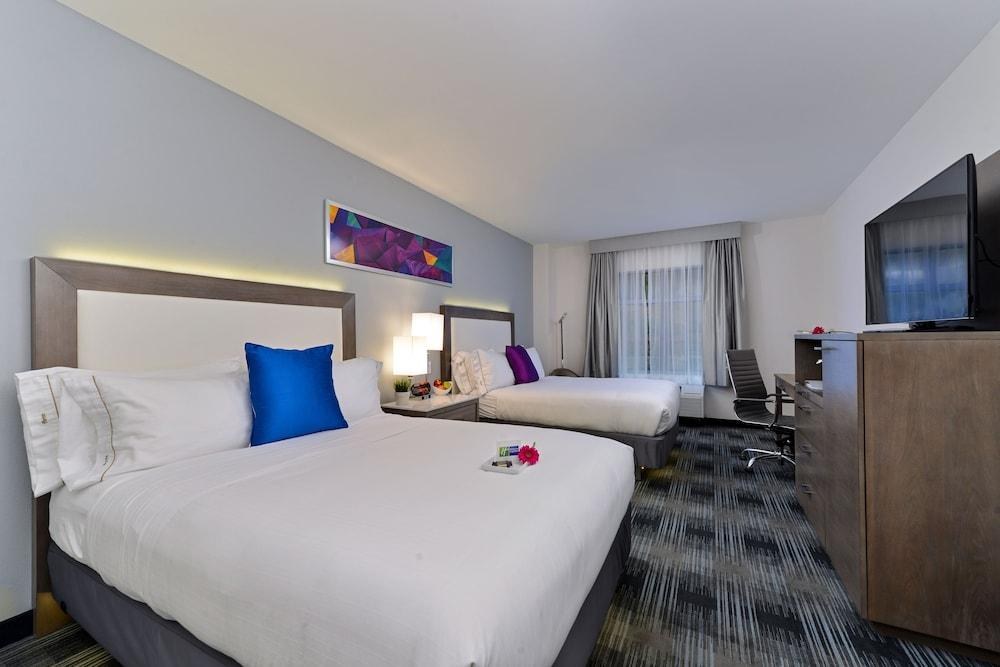 HOLIDAY INN EXPRESS & SUITES SAN DIEGO-CIRCLE photo 3