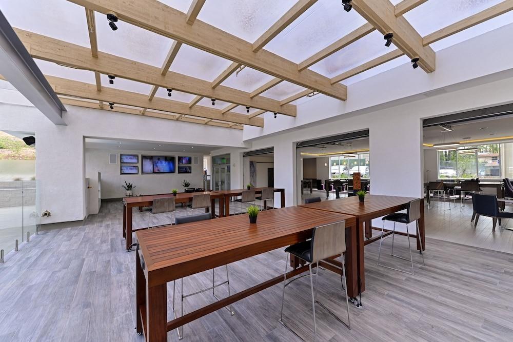 HOLIDAY INN EXPRESS & SUITES SAN DIEGO-CIRCLE photo 4