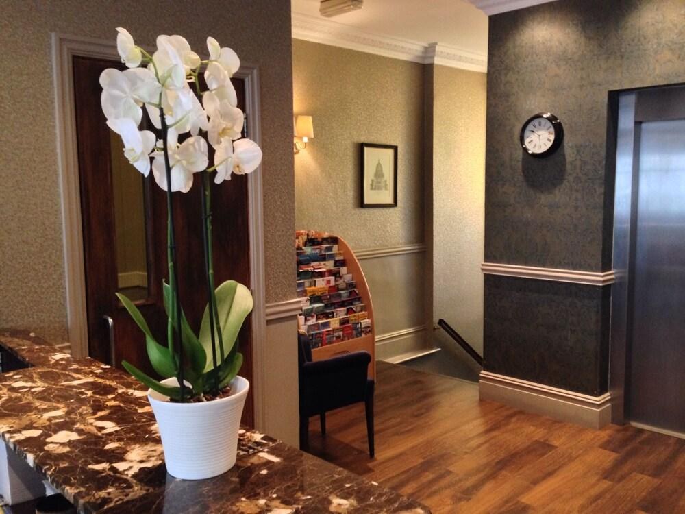 Princes Square Hotel