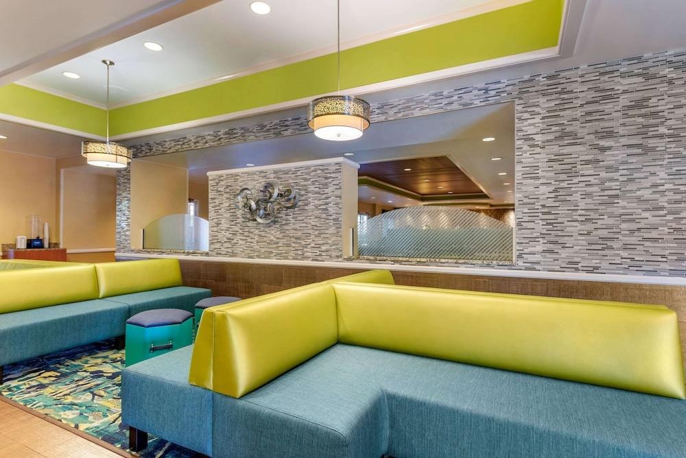 COMFORT INN AND SUITES CONVENTION CENTER photo 2