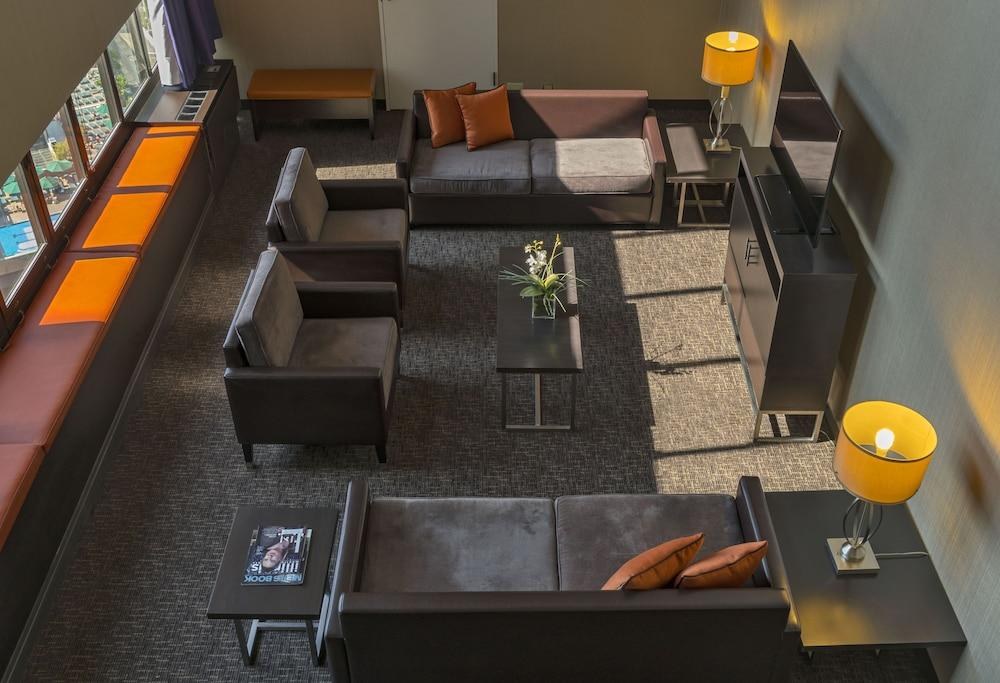 HOLIDAY INN MART PLAZA photo 3