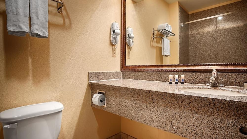 Days Inn & Suites by Wyndham Sam Houston Tollway photo 3