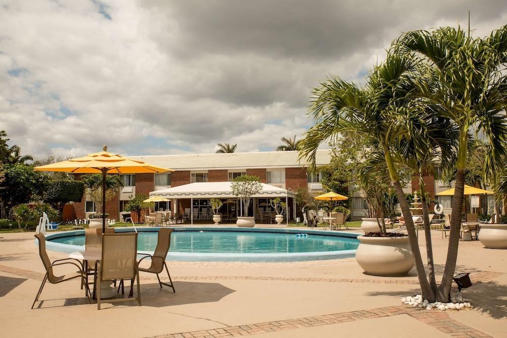 Best Western Palm Beach Lakes photo 3