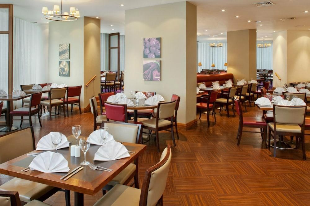 HOLIDAY INN LONDON - SHEPPERTON photo 2