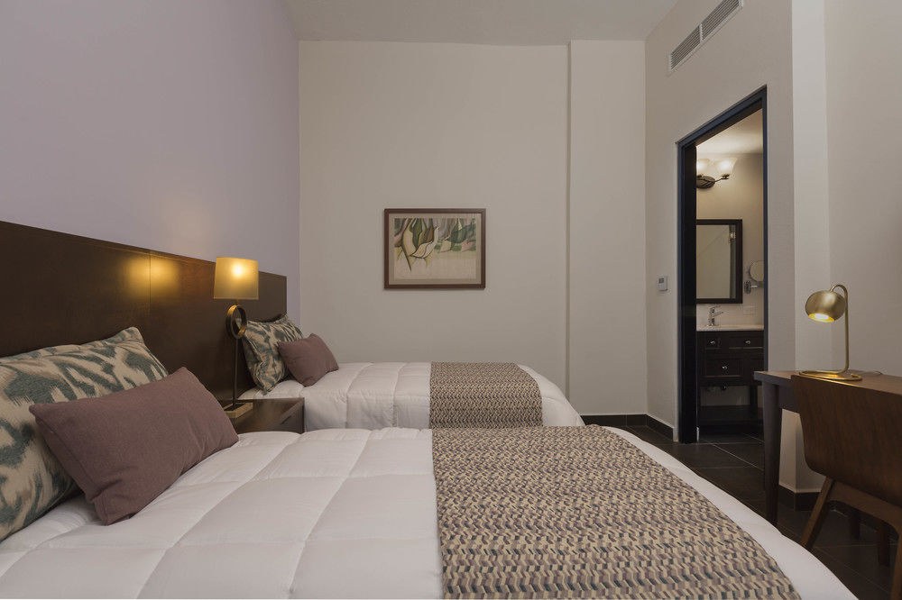 DECANTER HOTEL