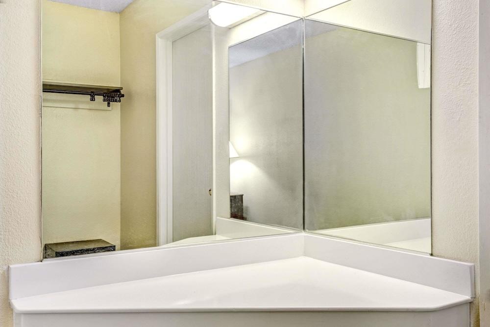 Travelodge by Wyndham Las Vegas Center Strip photo 3