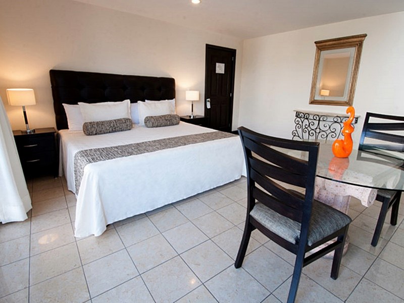 COUNTRY HOTEL & SUITES