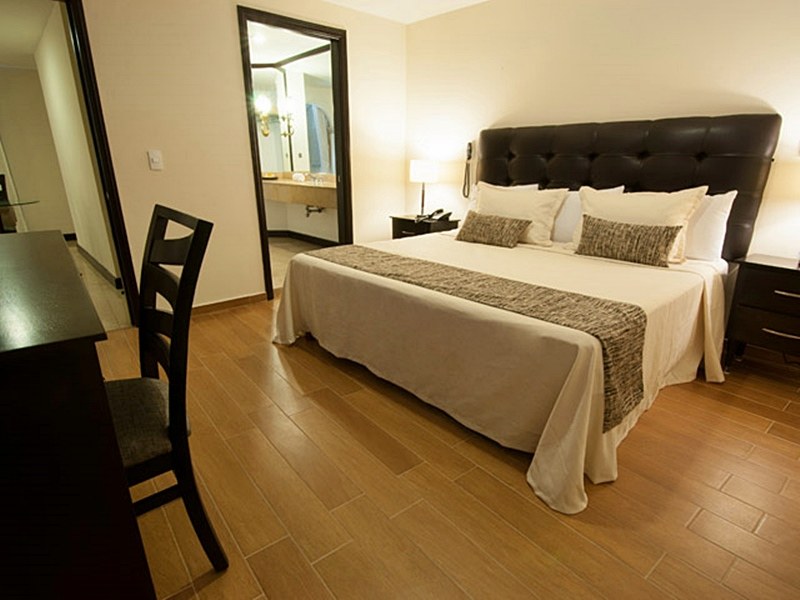 COUNTRY HOTEL & SUITES photo 1