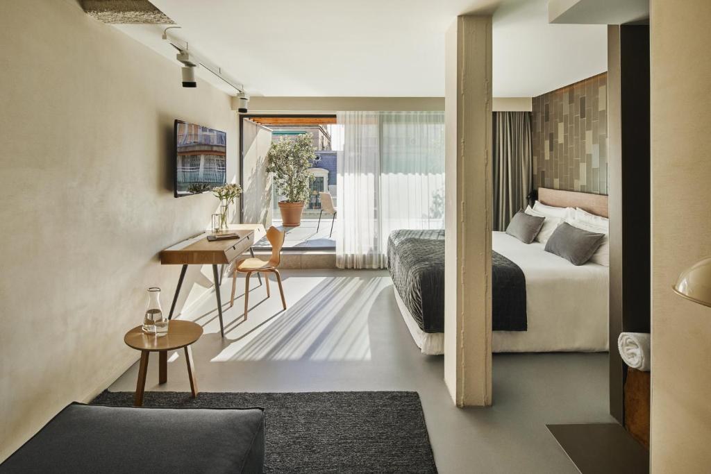 OHLA EIXAMPLE photo 1