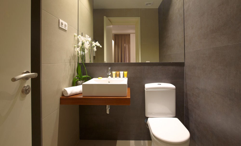 Duquesa Suites Landmark Hotel by Duquessa Hotel Collection photo 2