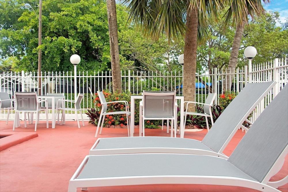 TRAVELODGE FORT LAUDERDALE photo 2