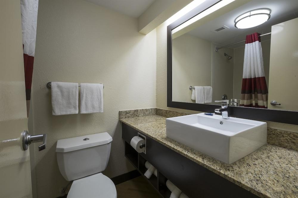 RED ROOF INN PLUS+ HOUSTON - ENERGY CORRIDOR photo 3