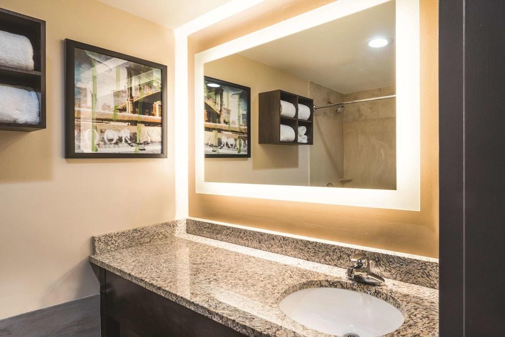 La Quinta Inn & Suites by Wyndham Brooklyn Downtown photo 3