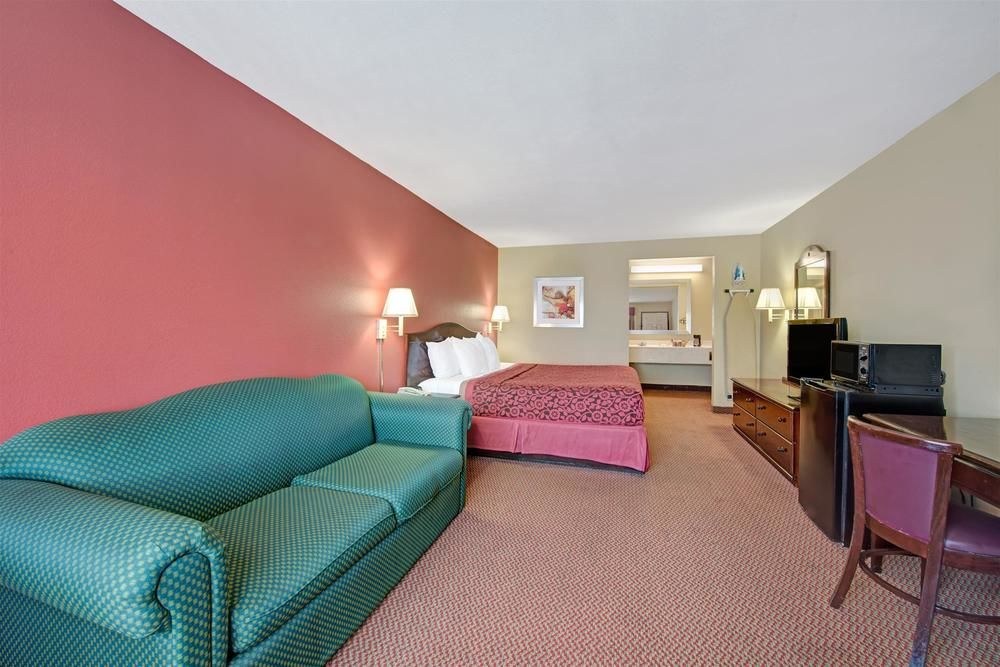 Days Inn by Wyndham San Antonio Near Fiesta Park photo 2