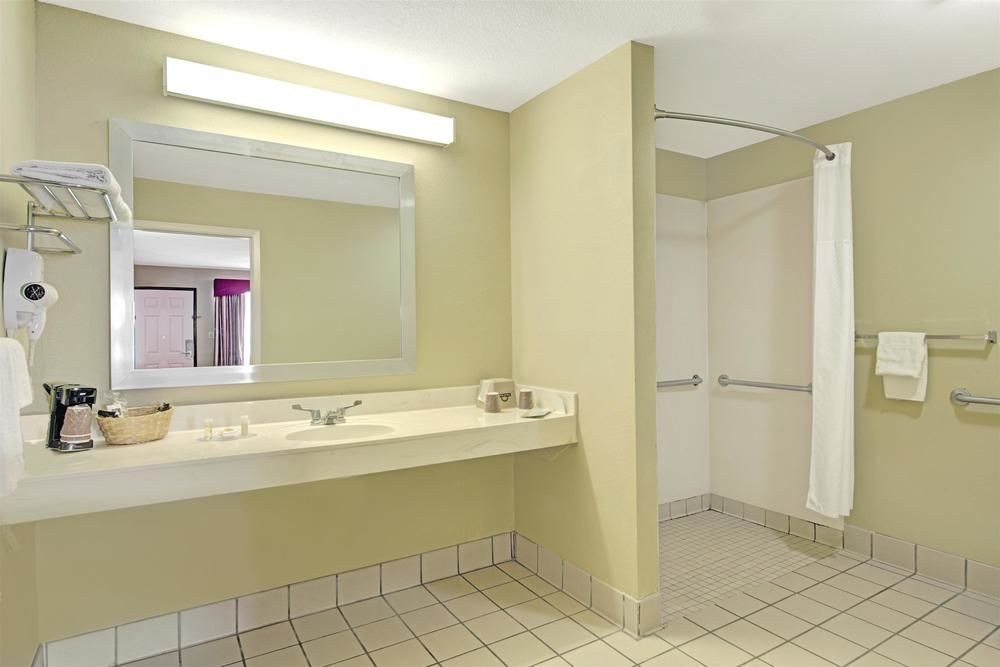 Days Inn by Wyndham San Antonio Near Fiesta Park photo 4