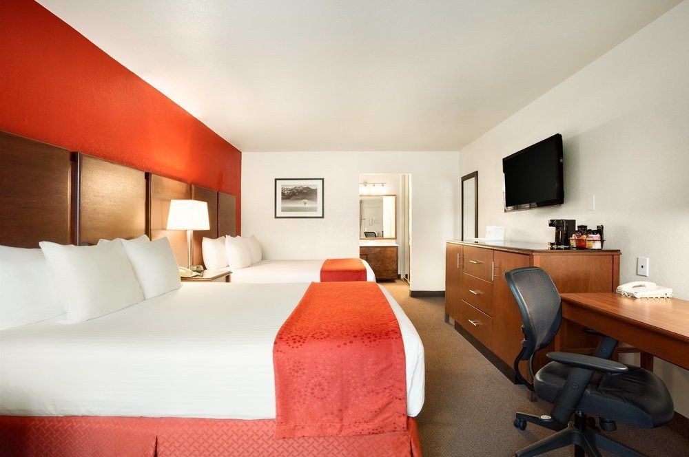 RAMADA BY WYNDHAM SAN DIEGO NORTH HOTEL & CONFERENCE CENTER photo 2