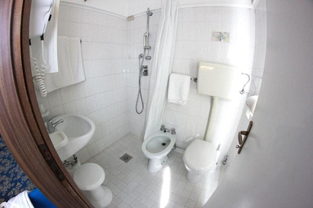 HOTEL MODERNO photo 3