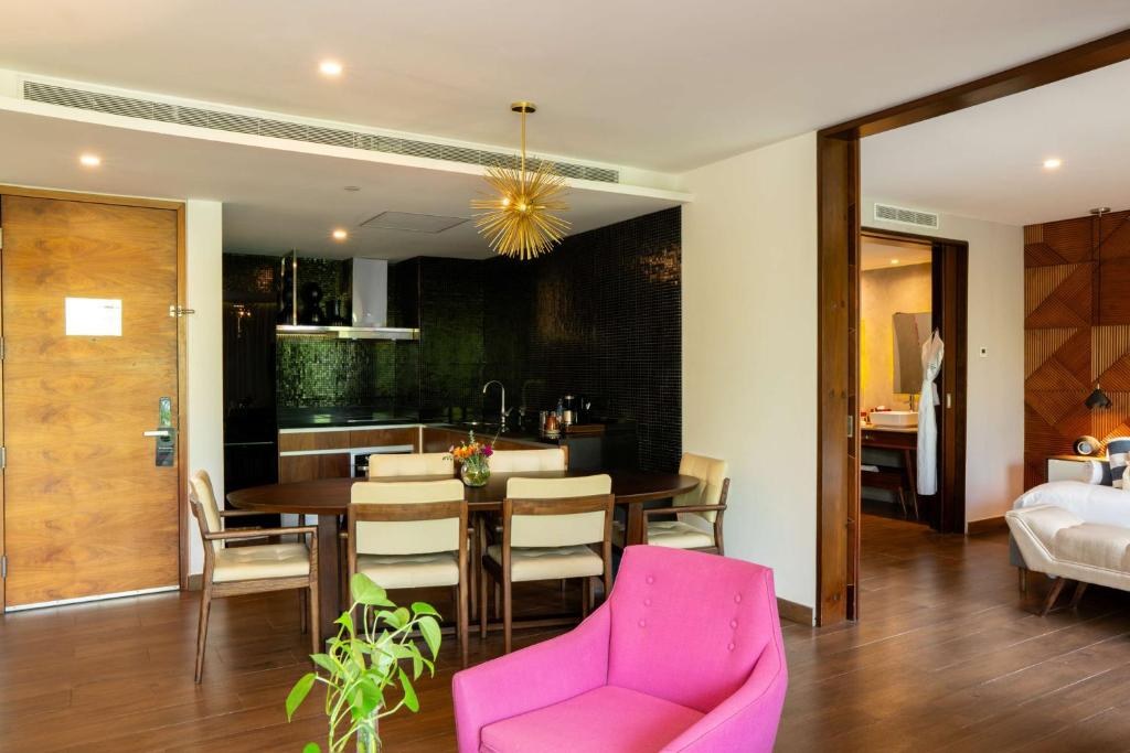 The Fives Downtown Hotel & Residences, Curio Collection photo 2