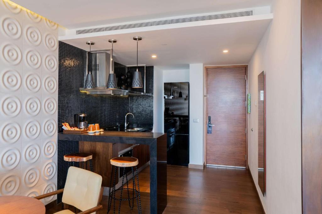 The Fives Downtown Hotel & Residences, Curio Collection photo 3