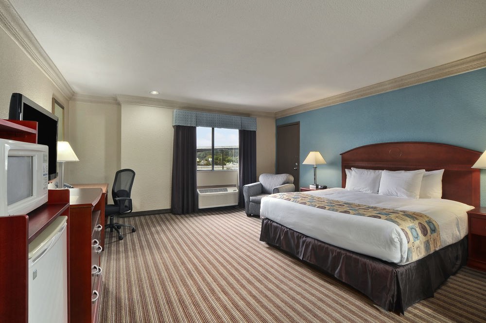 Ramada by Wyndham Houston Intercontinental Airpt S photo 1
