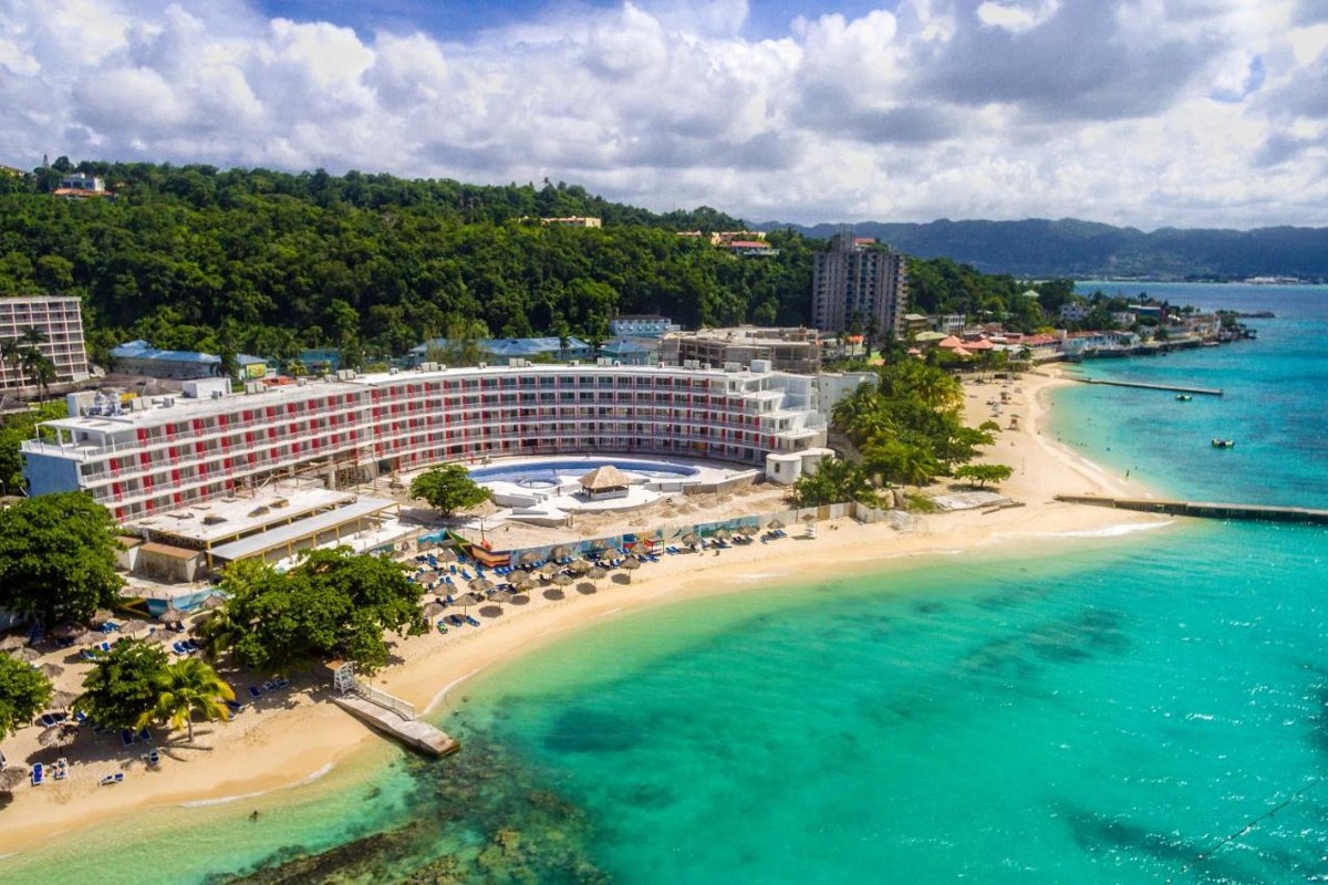 GRAND DECAMERON CORNWALL BEACH photo 2