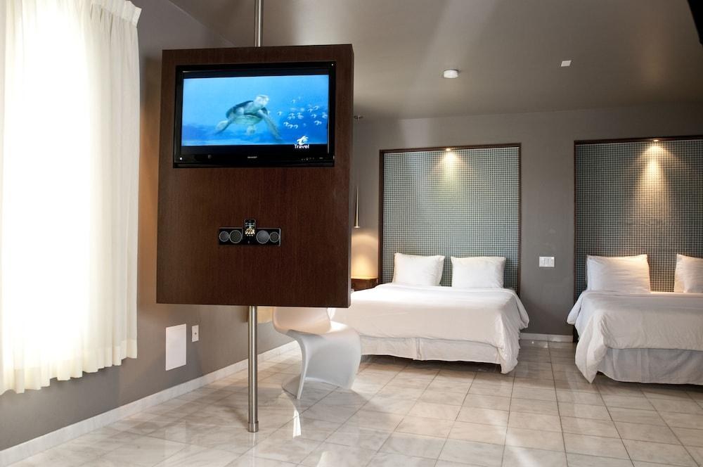 NASSAU SUITE HOTEL photo 2