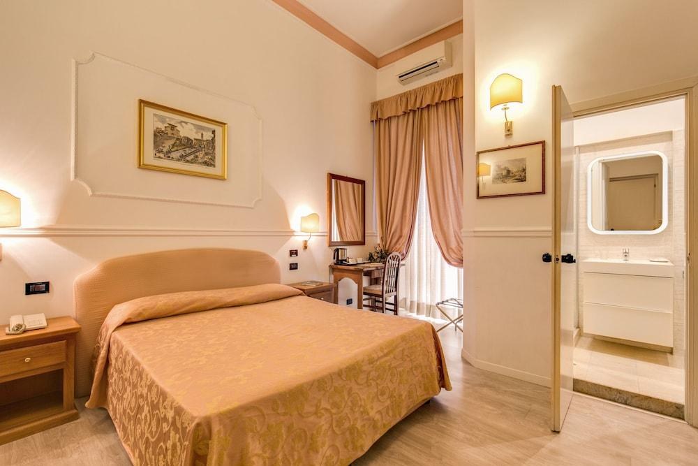 HOTEL MARTINI photo 2