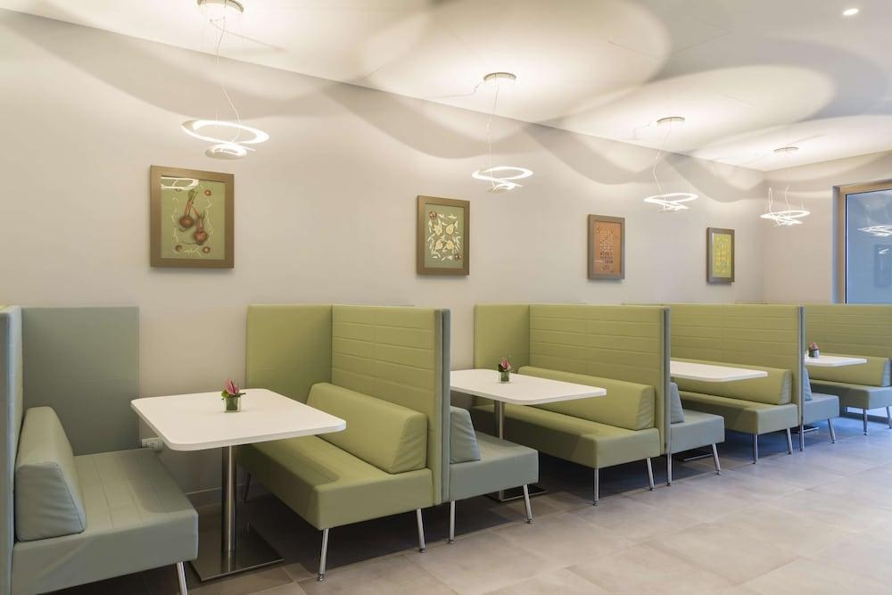 Hampton by Hilton Rome East photo 2