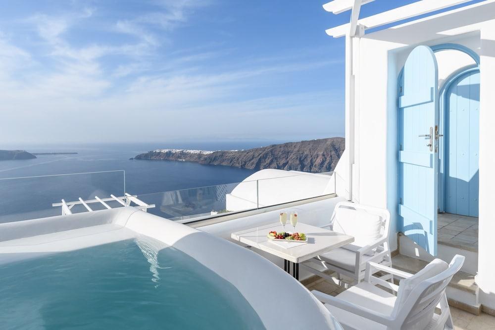 ABOVE BLUE SUITES photo 2