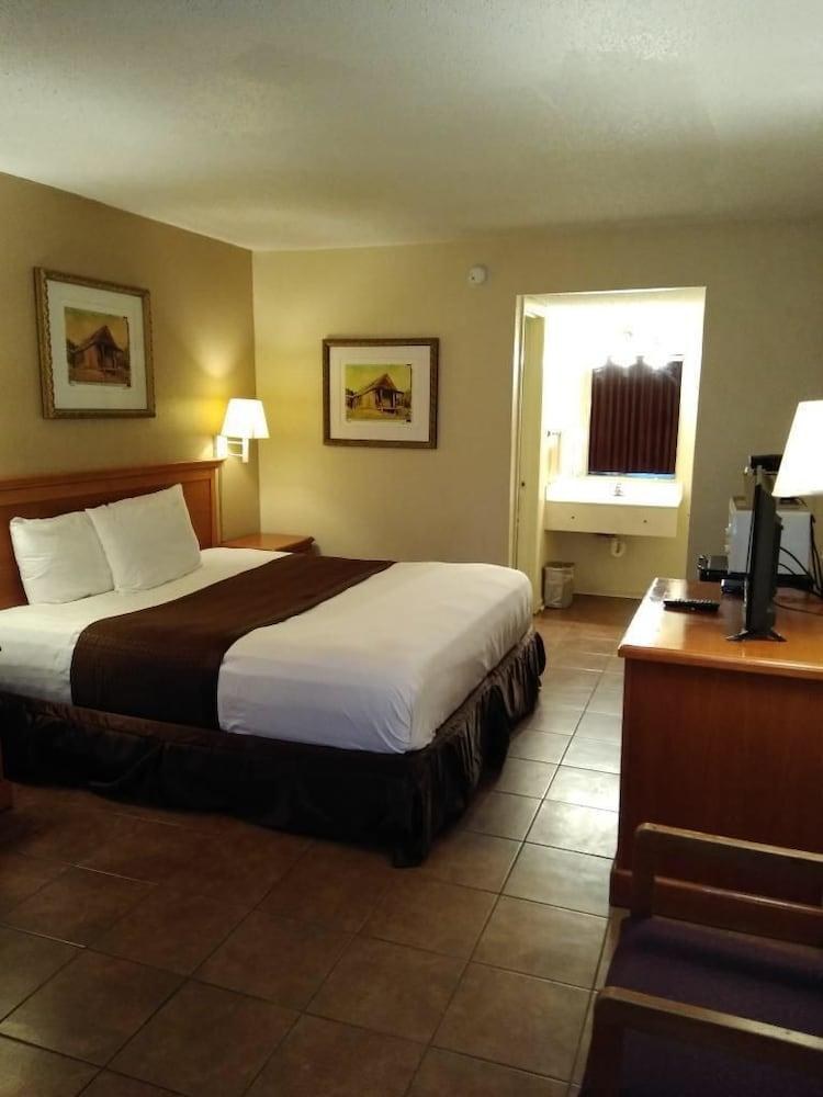 Knights Inn San Antonio near AT&T Center photo 1