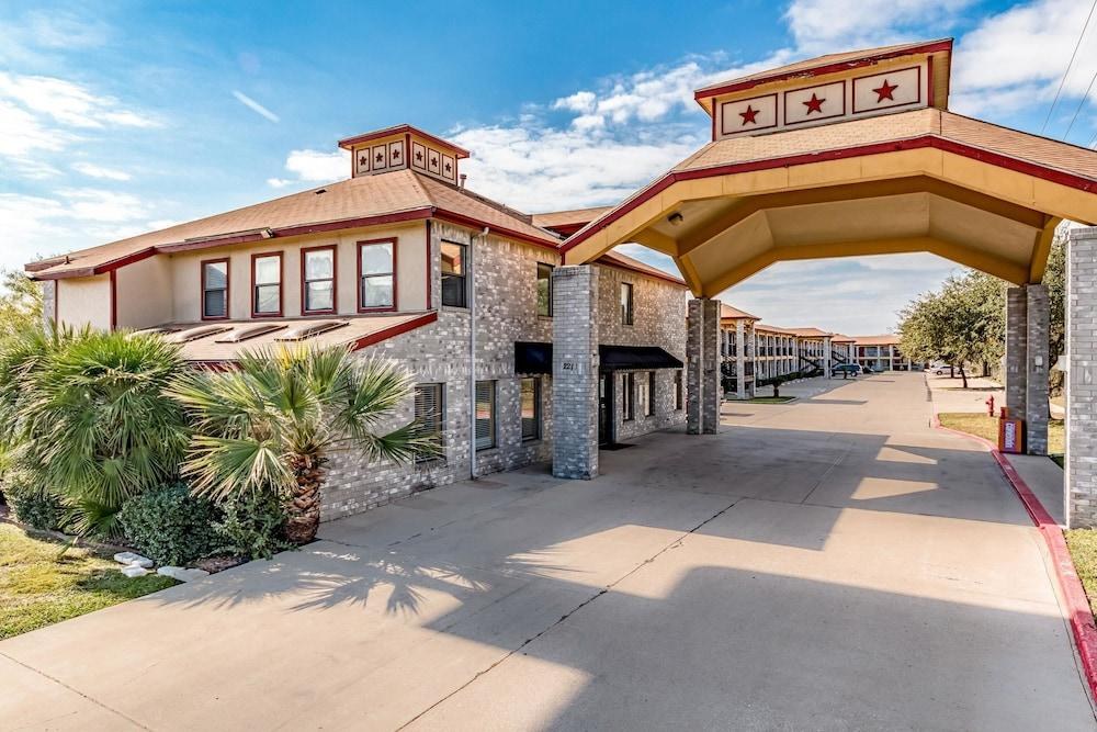 Econo Lodge Near Lackland Air Force Base - SeaWorld photo 2