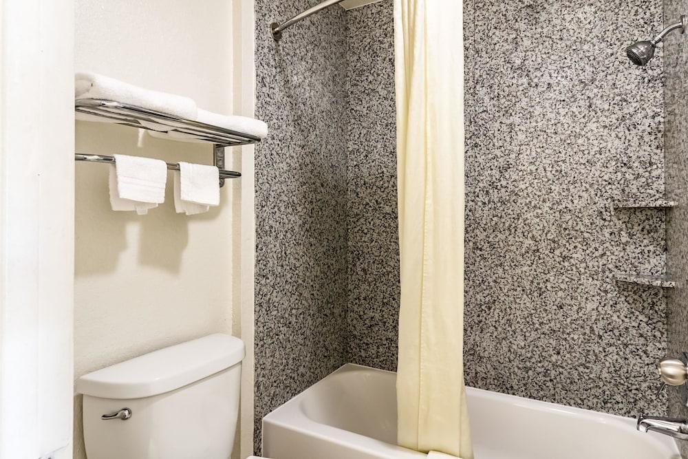 Econo Lodge Near Lackland Air Force Base - SeaWorld photo 4