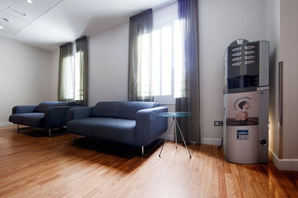 Hostal Bcn Ramblas photo 2