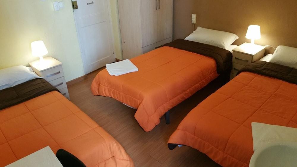 Hostal MiMi Las Ramblas photo 2