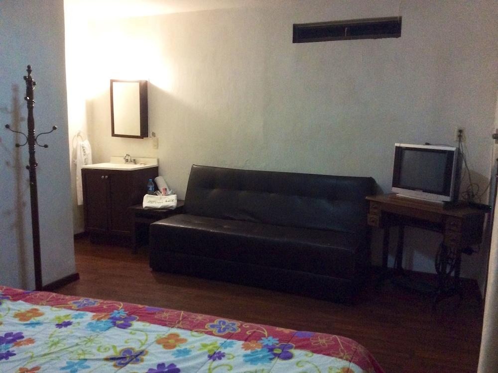 OYO Hotel Brazil,Guadalajara,Estadio Jalisco photo 2